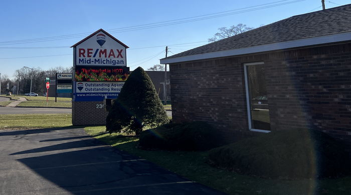 Wolverine Motel - Now Remax Nov 25 0007 (newer photo)